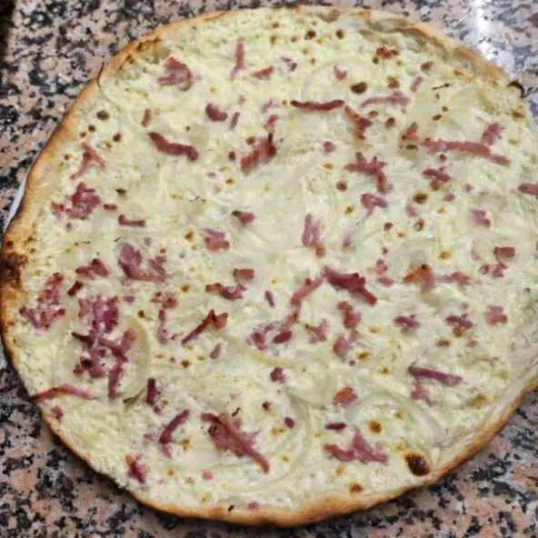 Tarte Flambée artisanale la Classique de la Pizzeria La Flambée de Thierry