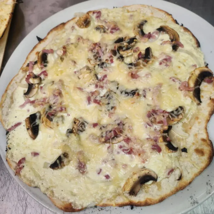 Tarte Flambée artisanale la Forestière de la Pizzeria La Flambée de Thierry