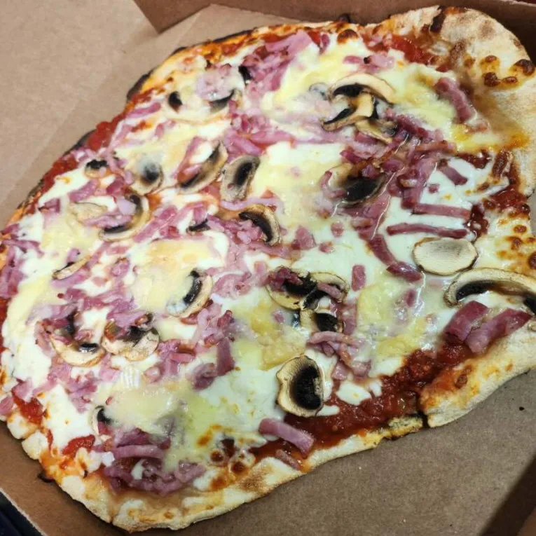 Pizza traditionnelle artisanale l'Alsacienne de la Pizzeria La Flambée de Thierry