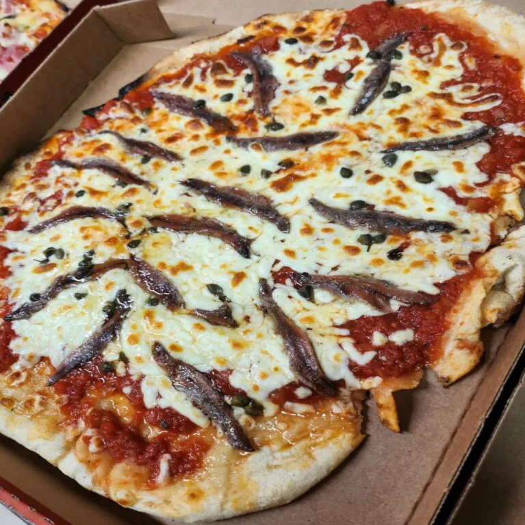 Pizza traditionnelle artisanale la Napolitaine de la Pizzeria La Flambée de Thierry